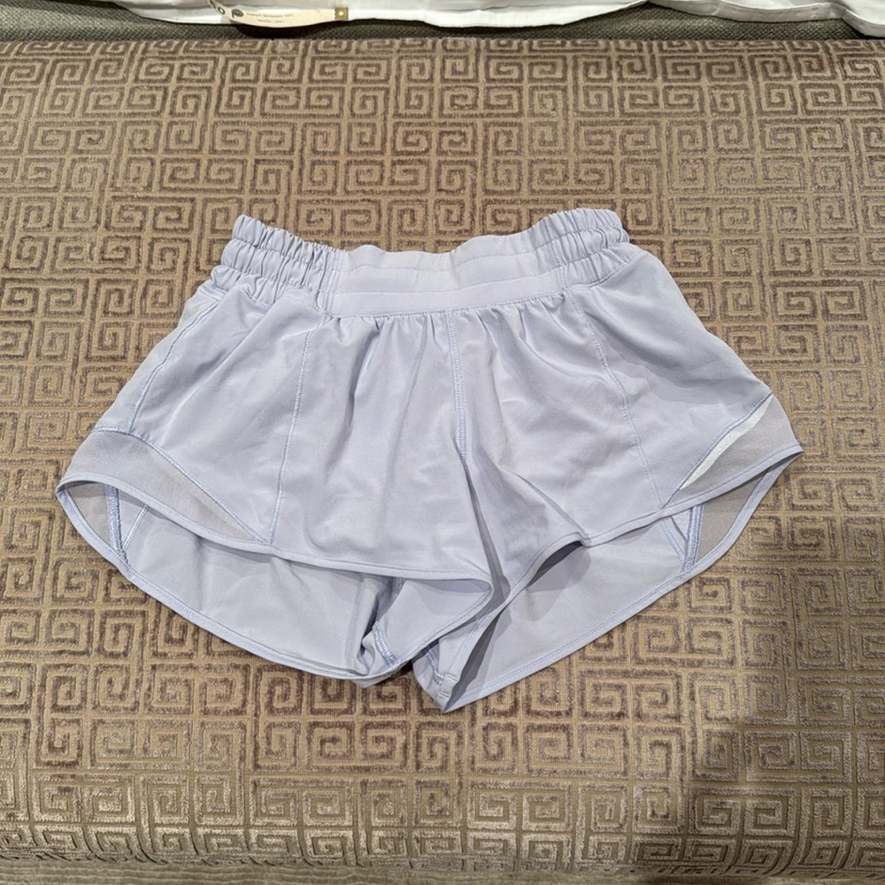 Lululemon athletica Hotty Hot Low-Rise Lined Short 2.5" light purple size 2